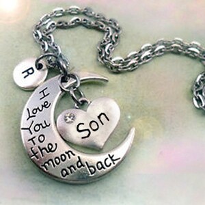 Collar con dije de letra "Te amo hasta la luna y de regreso", para cumpleaños de hijo y graduación de hijo. * También disponible como llavero o clip para mochila.