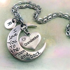 Collar con dije de letra "Abuelo, te amo hasta la luna y más allá", regalo para el Día del Padre y el abuelo. También disponible como llavero o clip para mochila.