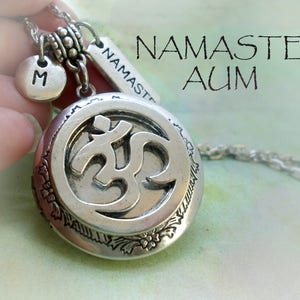 Medallón Aum con Namaste y dije de letra, regalo de yoga, meditación, Om, TM, paz, símbolo Aum, gran regalo, regalo para entusiastas del yoga, regalo de cumpleaños