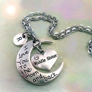 Collar con dije de letra "Te amo hasta la luna y más allá" para hermanas del medio, regalo para hermanas del medio, cumpleaños para niñas, adolescentes y mujeres.