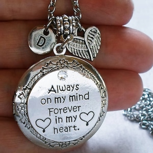 Medallón conmemorativo personalizado con tu foto: "Siempre en mi mente, por siempre en mi corazón" con dije de letra. Opción de llavero disponible para duelo.