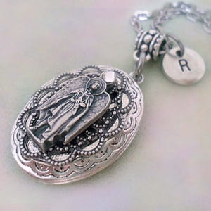 Medallón del Arcángel Uriel con piedra de nacimiento de cristal, regalo de protección, dije de letra personalizado, santo patrón de la poesía, medalla sagrada de peltre italiano.