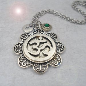 Collar Aum con dije de letra y cristal de piedra natal, regalo de yoga, Om, meditación, hindú, mantra, regalo para amantes del yoga, collar Om