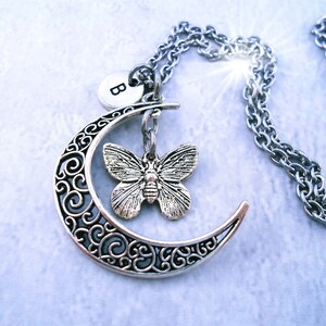 Hermoso collar de mariposa, luna creciente de filigrana con dije de letra a elegir, regalo de cumpleaños, regalo para amantes de las mariposas, collar de mariposa