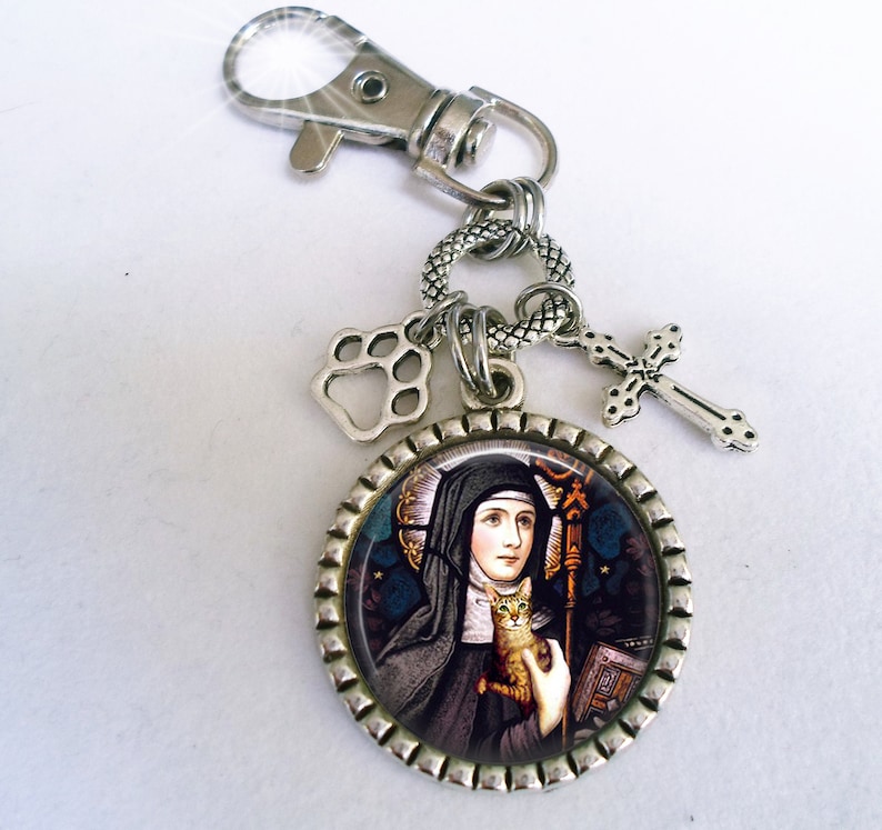 Sint-Gertrude, patroonheilige van katten sleutelhanger of ritssluiting met kruis en pootbedels, Sint-Gertrude met kat in een glas-in-loodstijl zipper pull