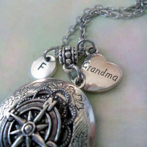 Medallón de abuela personalizado con letra W, medallón de brújula para abuela, regalo de abuela, regalo de cumpleaños de abuela, gracias por su orientación