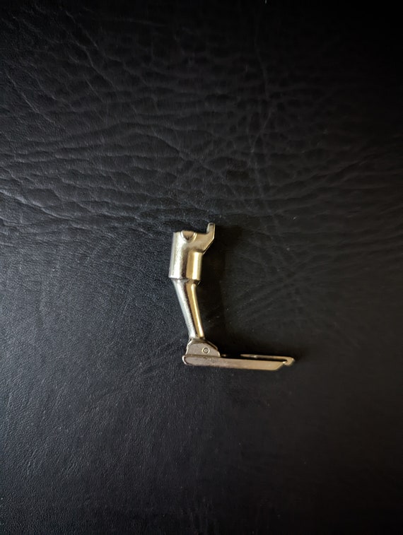 Piedino per cucitura ribattuta Bernina n. 174 vecchio stile da 4 mm Parte nuova originale di produzione Prodotto in Svizzera Etsy Italia