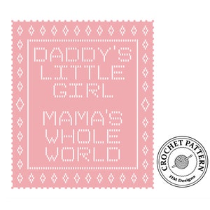 K&ouml;nnte beinhalten: Rosa H&auml;kelmuster mit wei&szlig;em Rand und dem Text "Daddy's Little Girl Mama's Whole World". Das Muster ist von einem wei&szlig;en Kreis mit dem Text "Crochet Pattern HM Designs" umgeben.