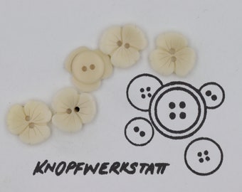 5 corozo nut buttons, 18 mm, traditional buttons, delicate flower-shaped buttons, floral motif, 2-hole button, natural material, beige or brown