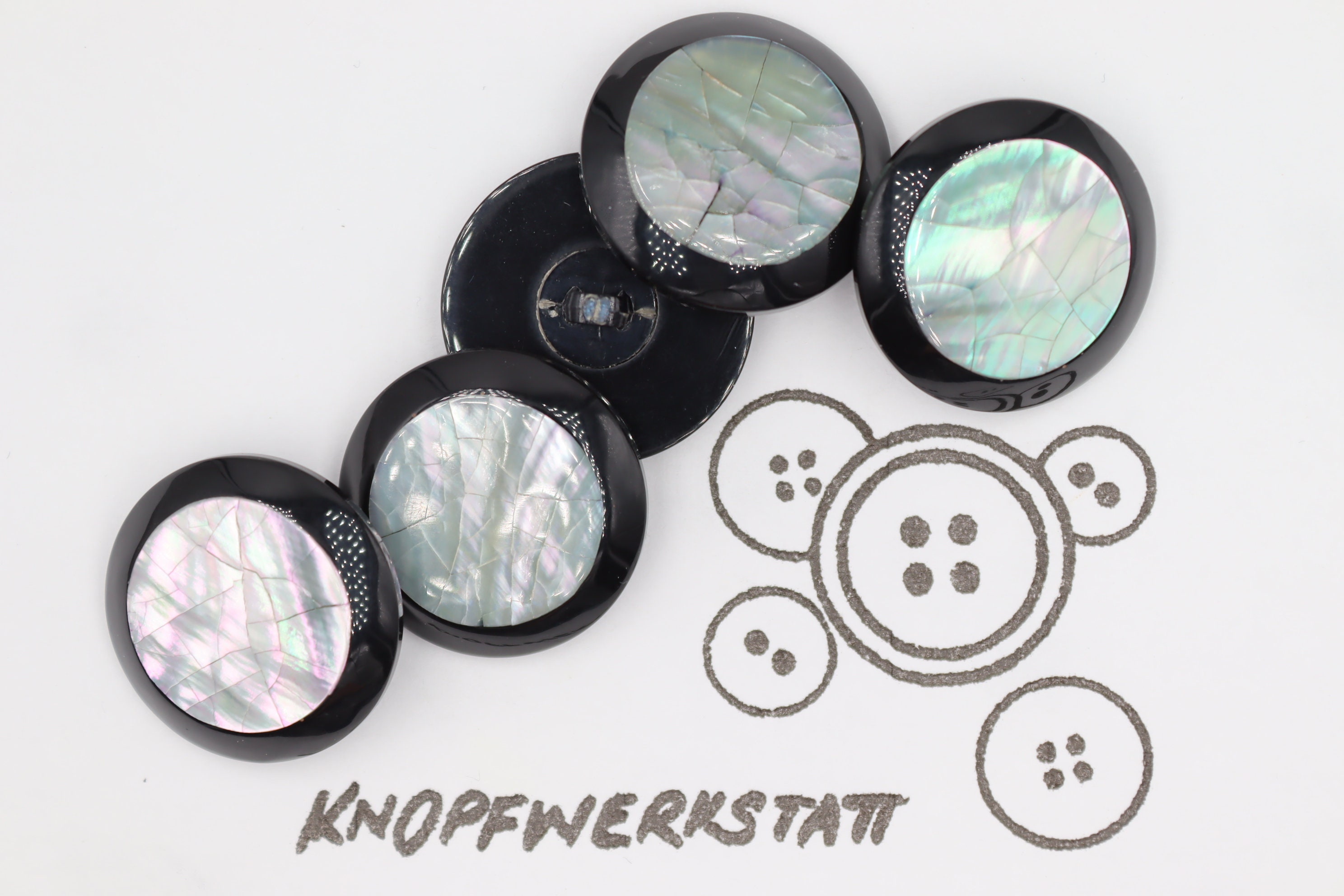 Günstiger Ösen Knopf Mit Floralem Muster / B-WARE