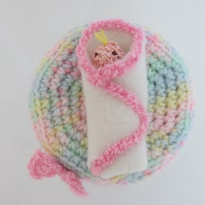 Prezent ze szkła na pieniądze, pakowanie prezentów, pakowanie bonów, pomysł na prezent ze szkła, chrzest, narodziny, dziecko, prezent na narodziny, amigurumi