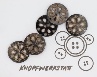 5 boutons en corne 18 ou 20 mm, boutons, boutons traditionnels, boutons ajourés, bouton dirndl, motif fleur, marron, matière naturelle, bouton 2 trous
