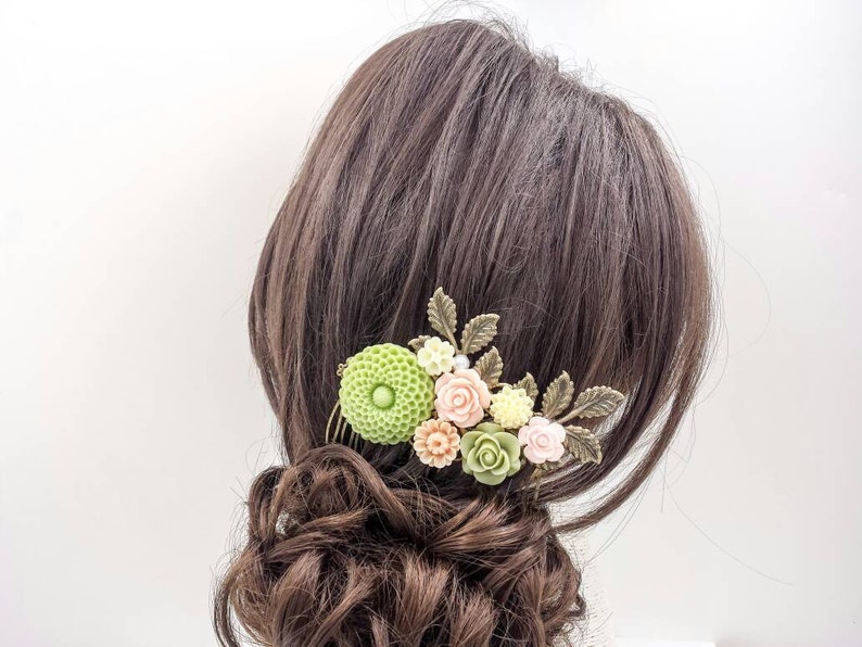 Dahlia Hair Comb Spring Green Chrysanthemum Flower Hair Comb Blush Pink Leaf Collage Hair Accessory Shabby Chic Garden Wedding Gift for Her