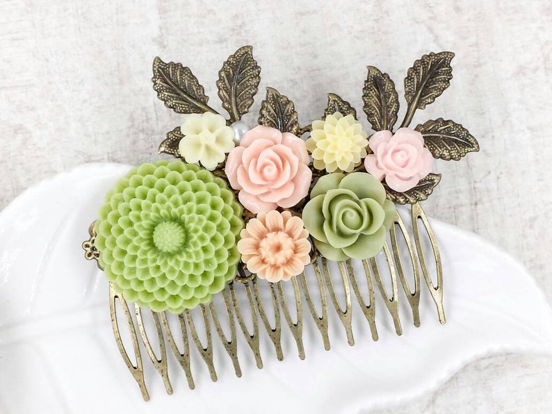 Dahlia Hair Comb Spring Green Chrysanthemum Flower Hair Comb Blush Pink Leaf Collage Hair Accessory Shabby Chic Garden Wedding Gift for Her