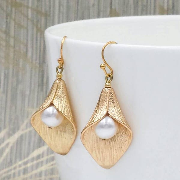 Calla Lily Earrings, Gold Calla Lily White Cream Pearl Dangle Earrings, Wedding Earrings, Bridal Bridesmaid Mom Gift for Her