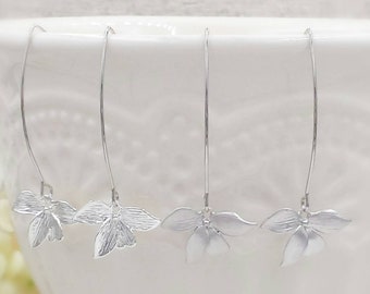 Boucles d'oreilles orchidées argentées Boucles d'oreilles pendantes longues fleurs en argent mat Boucles d'oreilles pendantes florales argentées brillantes Anniversaire de mariage Cadeau d'anniversaire pour elle