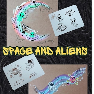 Könnte beinhalten: Das Bild zeigt Schablonen mit Weltraum-Designs. Die Designs umfassen Außerirdische, Raumschiffe, Planeten und Astronauten. Der Text "SPACE AND ALIENS" ist ebenfalls sichtbar. Die Schablonen befinden sich auf einem braunen Hintergrund mit einem schwarzen strukturierten Rand.