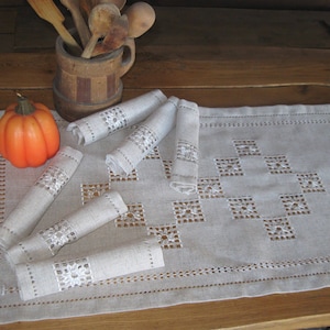 Set van grijze linnen geborduurd tabel loper & 6 servetten, rustieke natuurlijke linnen tafellaken, handgemaakte tabel cover, landelijke stijl, boho chic