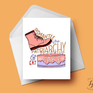 Könnte beinhalten: Grußkarte mit einem rosa Stiefel, einem Kuchen und dem Text "Dismantle the Patriarchy & Eat Your Cake Too." Die Karte befindet sich in einem weißen Umschlag auf einem orangefarbenen Hintergrund. Das Design beinhaltet einen Kuchen mit brennenden Kerzen.