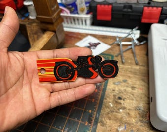 Brelok AMC inspirowany filmem Tron: Ares – hołd dla filmu science fiction | Kolekcjonerski przedmiot wykonany przez fanów