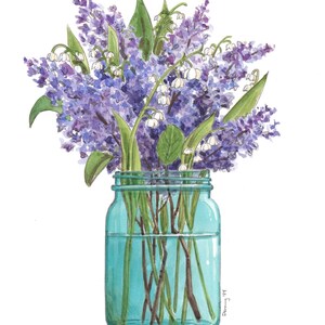 Peut inclure: Une peinture à l'aquarelle d'un bouquet de fleurs de lilas pourpre et de muguet blanc dans un bocal en verre bleu.
