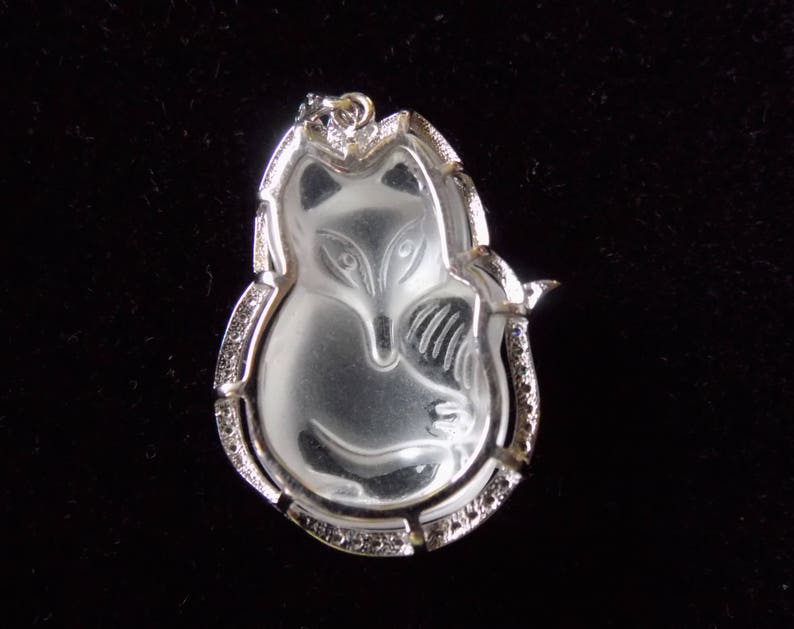 Wisdom Fox Crystal White Quartz Gemstone Healing Crystal with Stainless Steel Fashion Pendant