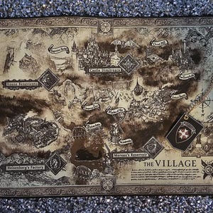 Peut inclure: Une carte détaillée de "The Village" en tons sépia, avec des lieux comme le château Dimitrescu et la maison Beneviento. Comprend un emblème noir et blanc avec une croix rouge. La carte est encadrée d'une bordure argentée scintillante.