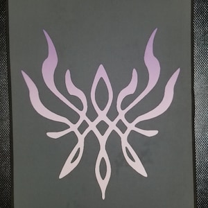 Puede incluir: Una pancarta de tela gris con un escudo blanco estilizado con un diseño en forma de llama. El escudo está centrado en la pancarta y tiene un degradado de morado claro a blanco.