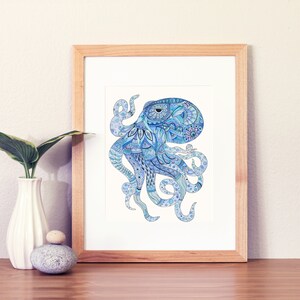 Puede incluir: Una impresi&oacute;n enmarcada de un pulpo azul y blanco con patrones y detalles intrincados. El pulpo est&aacute; dibujado en un estilo caprichoso con un ojo grande y tent&aacute;culos fluidos.