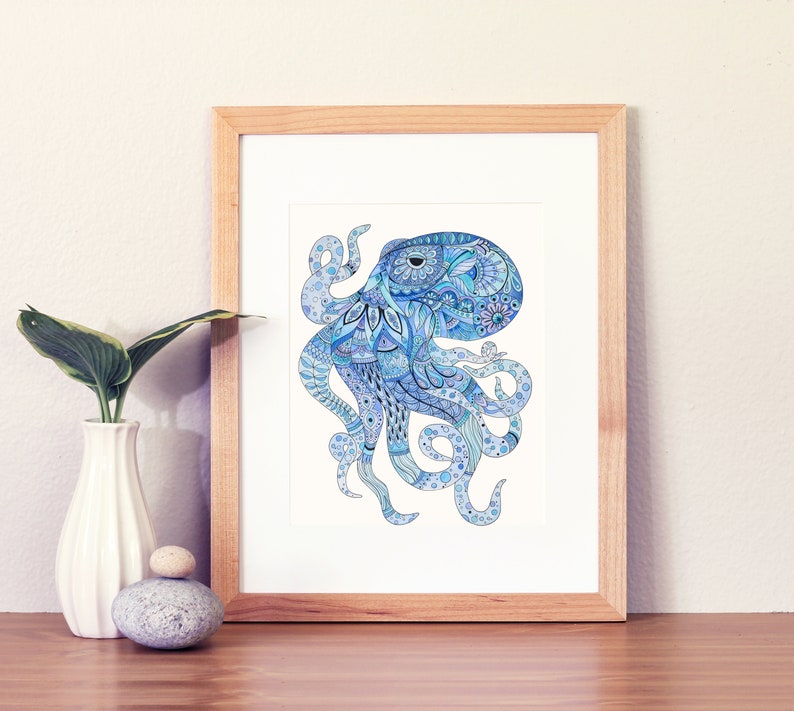 Puede incluir: Una impresi&oacute;n enmarcada de un pulpo azul y blanco con patrones y detalles intrincados. El pulpo est&aacute; dibujado en un estilo caprichoso con un ojo grande y tent&aacute;culos fluidos.