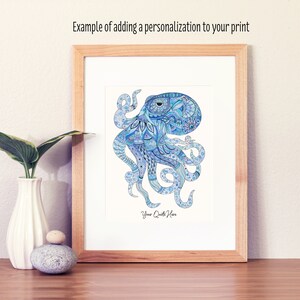 Puede incluir: Una impresi&oacute;n enmarcada de un pulpo con estampado azul y blanco con el texto "Your Quote Here" debajo del pulpo.