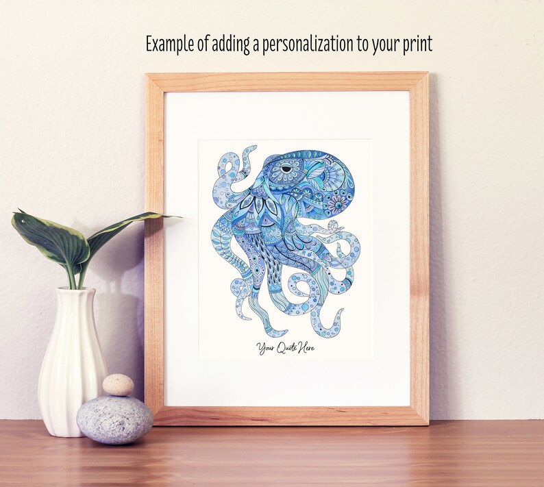 Puede incluir: Una impresi&oacute;n enmarcada de un pulpo con estampado azul y blanco con el texto "Your Quote Here" debajo del pulpo.