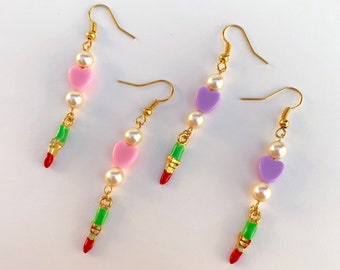 Boucles d’oreilles Rouge à lèvres Charm avec coeur pastel - Perles blanches, vert néon / rose / lilas