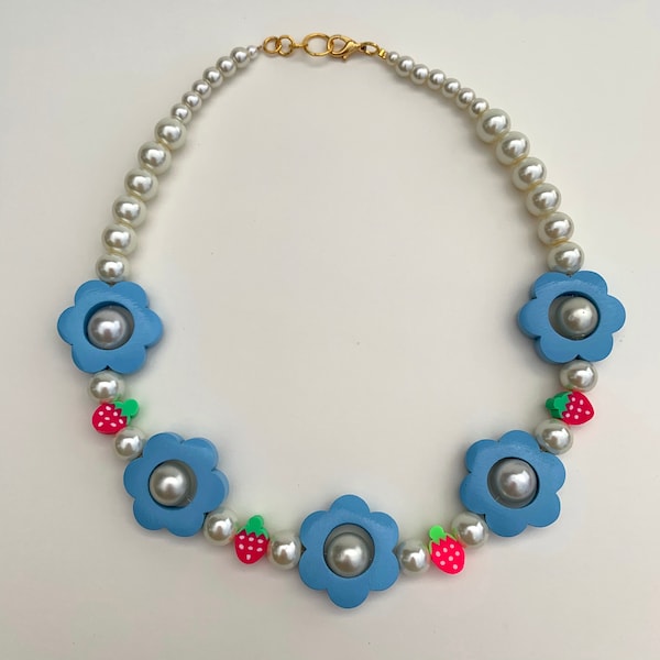 Collier fleur et perle de fraise, bleu / rose