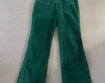 Pantalon évasé vintage Wrangler des années 1970 en velours côtelé vert poches de jeans en bas de cloche Made in USA des années 60 70 boho hippie