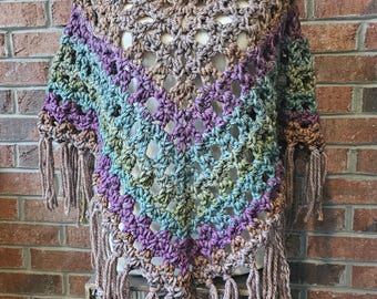 Poncho grueso con flecos de ganchillo