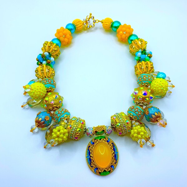 Collar de declaración con cuentas amarillas, colgante de calcedonia, joyería para ocasiones especiales, madre de la novia, regalo para ella