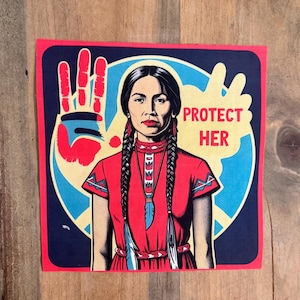 Peut inclure: Une affiche rouge, blanche et bleue avec une femme aux longues tresses noires portant une robe rouge avec un collier de plumes. L'affiche dit "Protégez-la" et a une empreinte de main en arrière-plan.