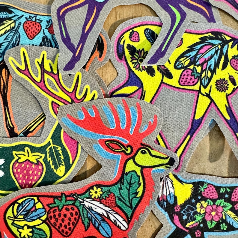 Op de afbeelding: Een verzameling kleurrijke strijkpatches met verschillende dierenontwerpen. De patches bevatten een hert, een eland en een vogel met veren. De patches zijn allemaal felgekleurd en hebben een speelse, volkskunststijl.