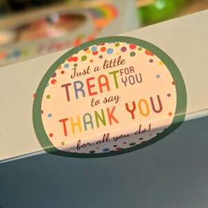 Puede incluir: Una pegatina redonda verde y blanca con lunares coloridos y el texto "Just a little treat for you to say thank you for all you do!"