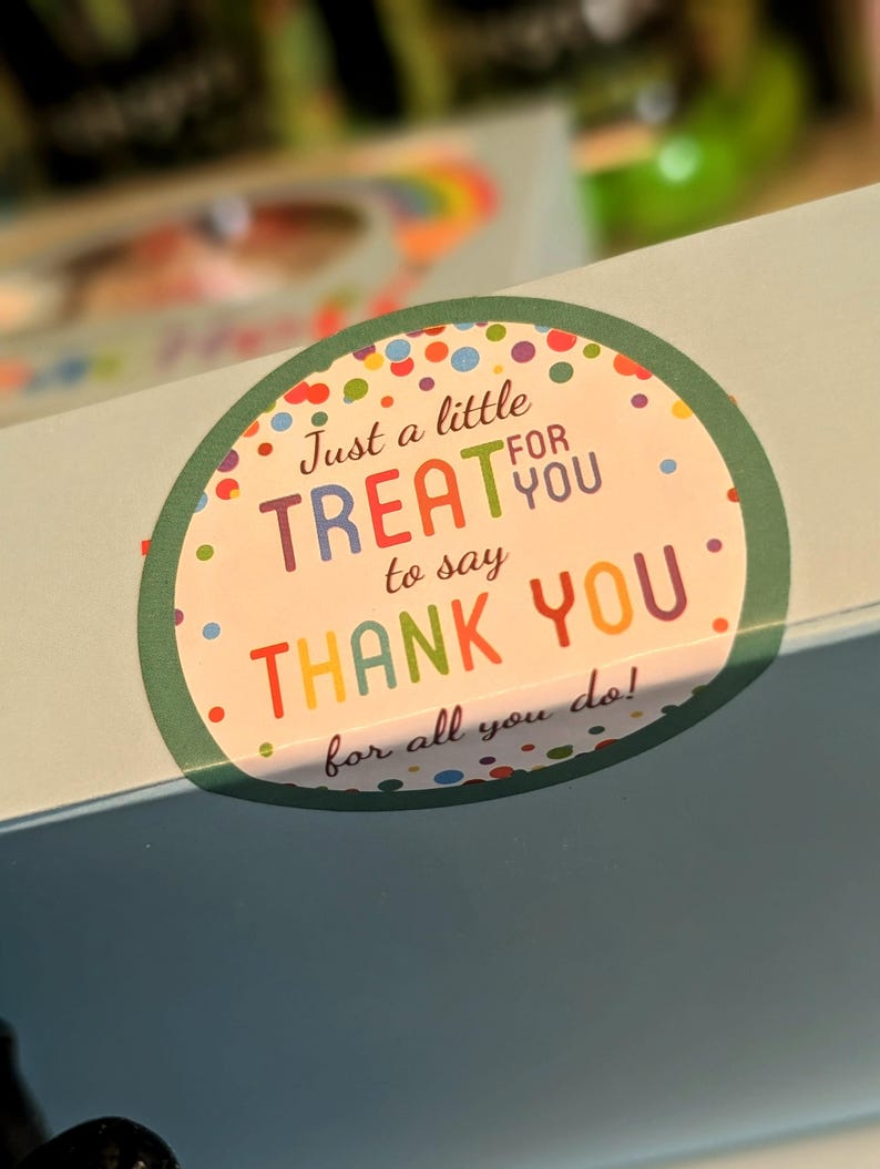 Puede incluir: Una pegatina redonda verde y blanca con lunares coloridos y el texto "Just a little treat for you to say thank you for all you do!"