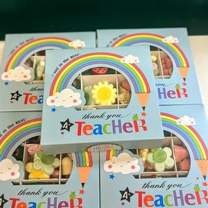 Gracias, profesora, por el regalo de dulces surtidos, una caja súper linda, llena de deliciosos dulces surtidos. imagen 6