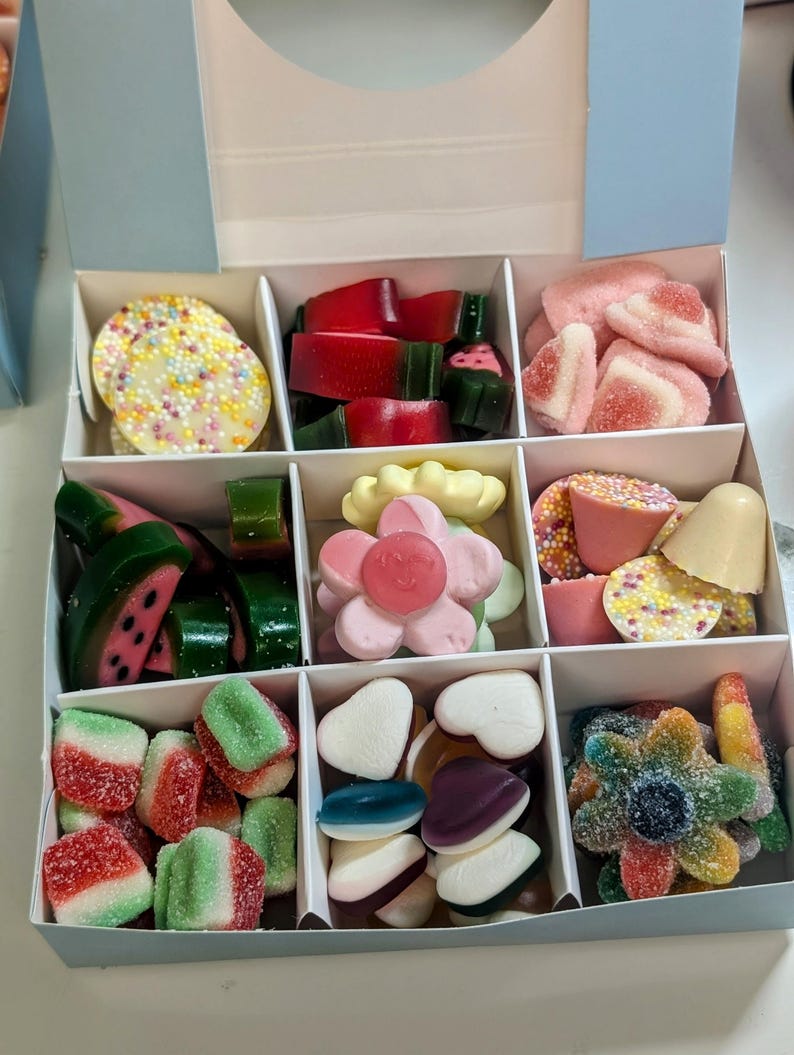 Gracias, profesora, por el regalo de dulces surtidos, una caja súper linda, llena de deliciosos dulces surtidos. imagen 7