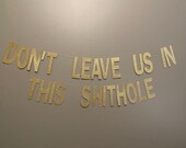 Striscione Umoristico "Rude Che Te Ne Vai Ma OK" - Decorazione Festa Addio Colleghi Con Pompon, 180x110 Cm, Nero/Oro