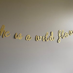 Striscione per baby shower con fiori di campo: cartoncino glitterato, tema primaverile