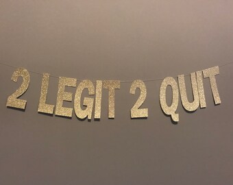 Può includere: Striscione dorato con glitter con il testo "2 Legit 2 Quit".
