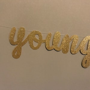 Puede incluir: Pancarta de purpurina dorada con la palabra "joven" en letra cursiva.