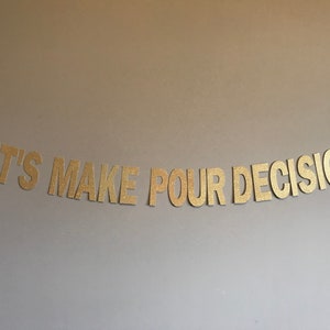 Striscione &quot;Prendiamo decisioni versate&quot;: decorazioni per feste con vino glitterato