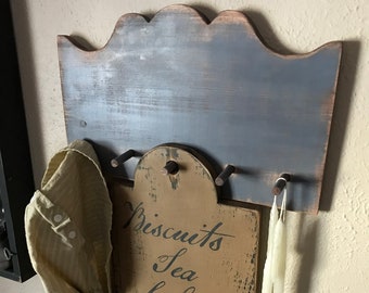 Primitive scalloped top peg rack