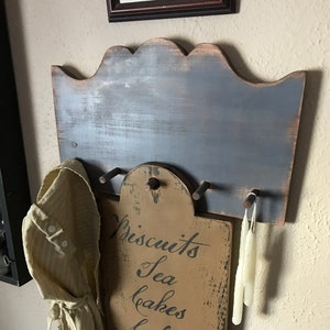 Primitive scalloped top peg rack